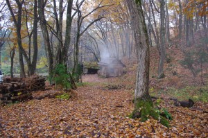 森入り口の小屋から煙が