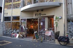 店舗前にて　F.I.Gバイク