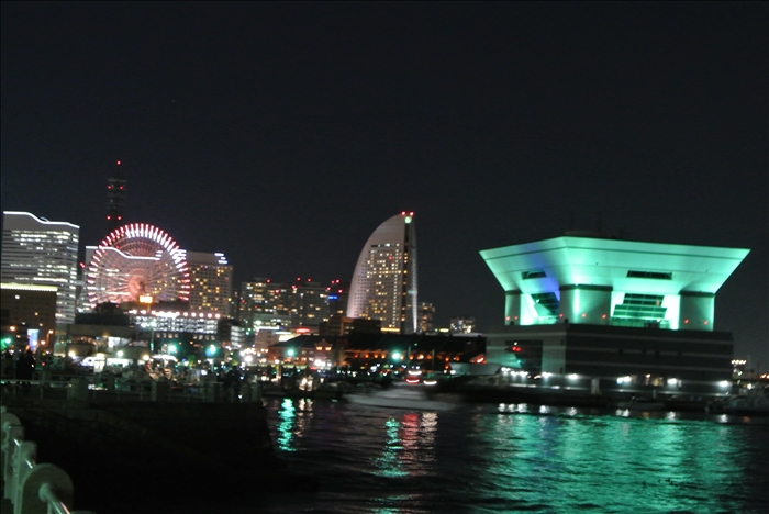 食後のそぞろ歩きの時に見た横浜らしい夜景